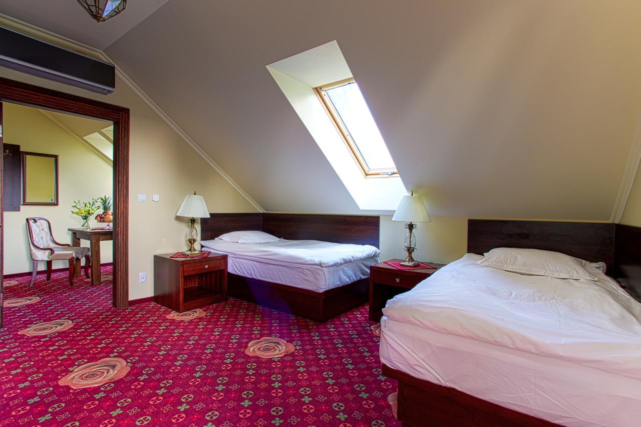 Hotel Roza Kamieniec Wroclawski Ngoại thất bức ảnh